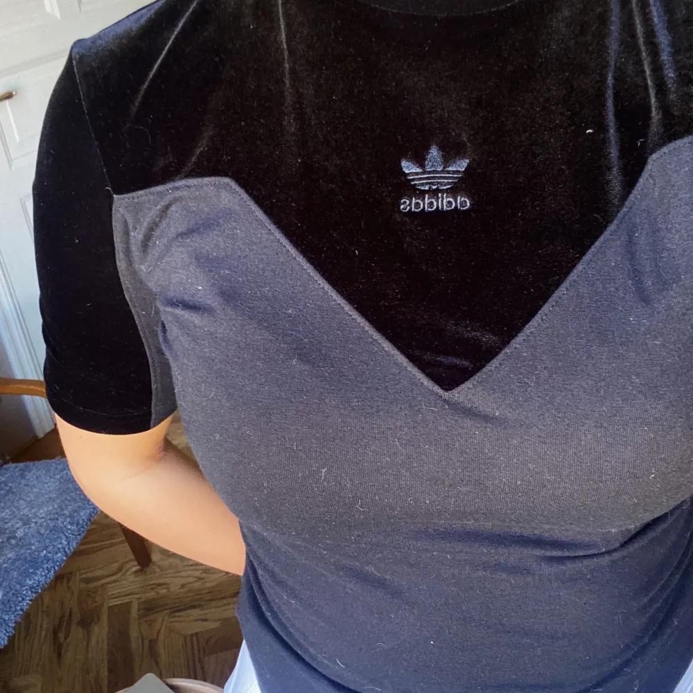 Så fin svart tröja från adidas endast använd 3 gånger! Sammet material på den övre delen med en dragkedja på baksida.                                                                                            Frakt inkluderas inte i priset!. Tröjor & Koftor.