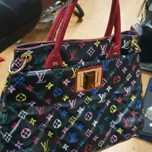 Säljer min Louis Vuitton limited edition monogram väska,som är I mycket bra skick då användade. Säljer den eftersom jag användar inte.Den väskan fick jag som en present for 3years sen. Och jag fick den utan åktabevis.Vaskan är slutsåld på hemsida och jag vet inte om den är åkta eller in6.Om den är inte den är en av dem best quality och man kan inte notisera om denär fejk eller åkta. Väskan matcherar med allt.Och många frågade vart väskan var köpte.bud I kommenterna och finns fler bilder 