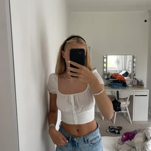 Topp från zara - Topp från zara med puffärmar. Superfin och formar kroppen fint! Storlek 34/xs men passar mig som är S. Använd fåtal gånger så fint skick. Nypris cirka 250/300kr. 