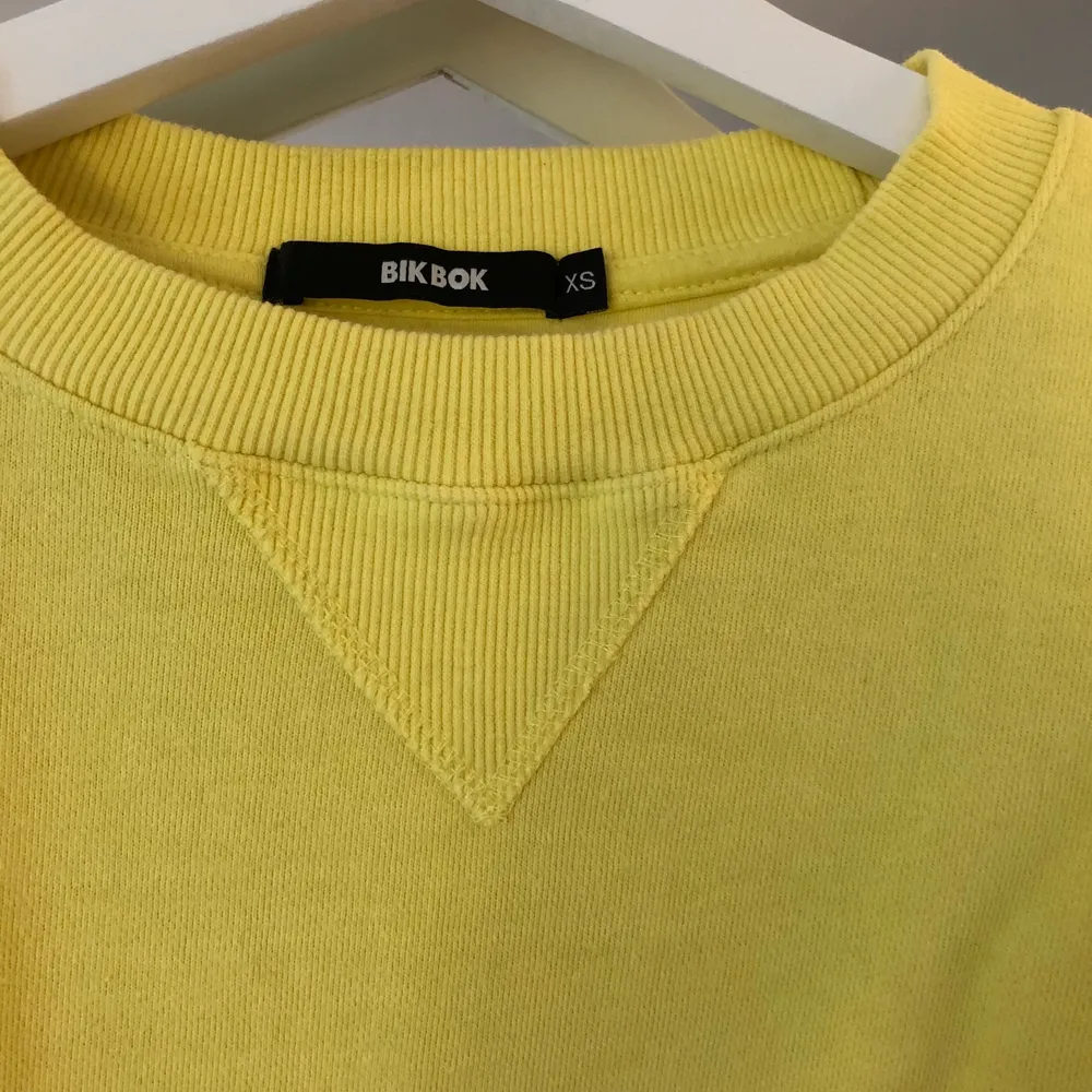 Gul Bik Bok tröja ⭐️ Man kan dra åt tröjan längst ner så att man kan få en annan passform 🤩 Använd Max 2 gånger! Tröjan är i storlek XS, men skulle säga att den passar XS-M 🌝. Tröjor & Koftor.