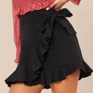 Kjol - Super finkjol ifrån SHEIN, säljer den då jag har minst 100 kjolar och sen bara ligger i garderoben. Köpt för 109kr men säljer den för 50kr. Storlek L men tycker den passar M mycket bättre 