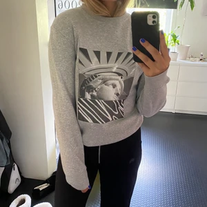 Grå sweatshirt  - Säljer denna sweatshirt som är använd en gång☺️