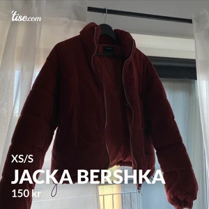 Pufferjacka från Bershka - läs texten i min bio innan ni skickar massa frågor! snabba, direkta och krångelfria köp prioriteras! säljer ut massa från min garderob till ett billigt pris, pruta ej! fast fraktpris! önskar du däremot köpa flera av mina kläder kan jag skicka detta i samma paket för fraktpriset av en! 