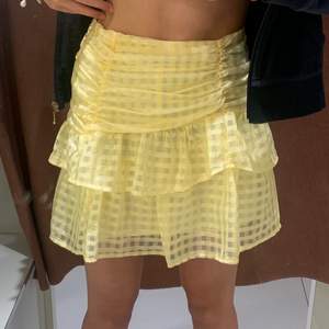 Säljer denna fina och trendiga kjol som tyvärr inte kommer till användning längre💗 Om flera blir intresserade blir det budgivning💗Köparen står för frakt