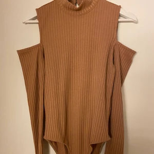 Bodysuit - Säljer en bodysuit! Kan hämtas eller fraktas men om det ska fraktas står köparen för frakten!