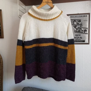 Stickad polo  - En tröja som blir perfekt till hösten! Så fina färger! Sitter snyggt lite oversize på mig i S. 