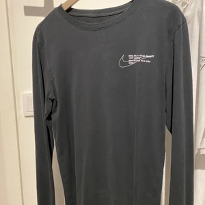 Nike X off-white långärmad T-shirt  - Säljer en fet off-white X Nike långärmad t-shirt. Storlek M, det är en ”athletic passform” så den ska sitta lite tajt. Visa biccorna för bruttorna😉 finns ett fel i bak, Nike swooshet har gått bort lite men syns knappt. Skriv för bild mm. Har kvar tagg från ”plug me please” där jag köpte den från. för extra verifikation om behövs…🤙🏼 ha en bra dag!