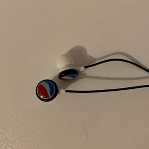 Pepsi hörlurar  - Hörlurar med pepsi på. Använda typ en gång- och det var 2015. Ljudet är testat- funkar perfekt. 