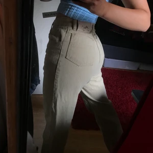 Jeans - Skit snygga secondhand jeans som är i typ beege färg. Jag är 158 så därför är dem ganska högmidjade på mig ❤️