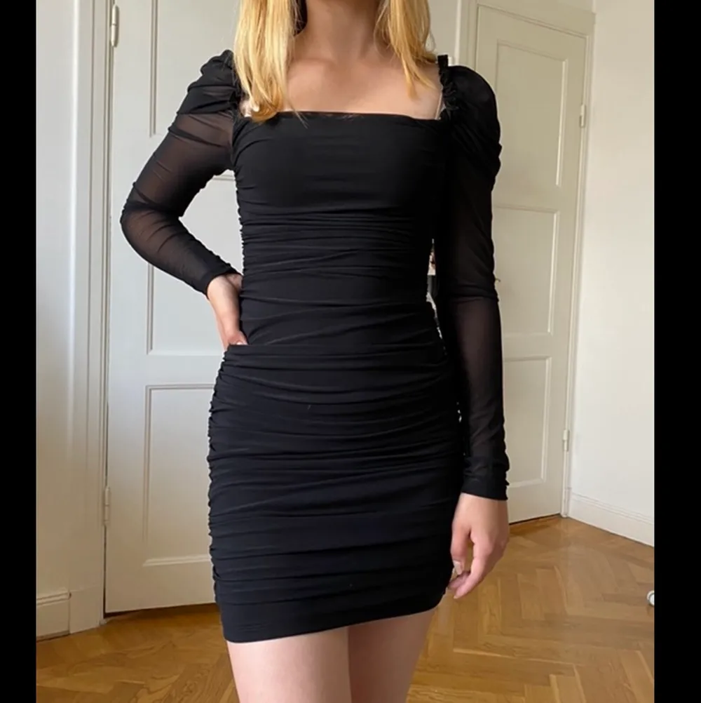 Sjukt snygg svart klänning i bra material. Den är stretchig och inte genomskinlig. Lite kort på mig som är 174cm lång och säljer därför. Vid flera intresserade är det budgivning . Klänningar.