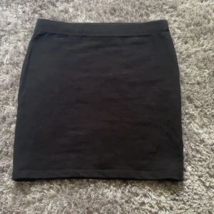 Svart kjol - Jättefin svart kjol från New Yorker i storlek XS. Inte använd mycket alls så i jättebra skick. Skriv för fler bilder.