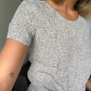 Topp med ryggdetalj från & Other stories - Detta är en av mina favorittröjor men den har tyvärr blivit lite liten för mig. Skulle säga att den passar en small om man gillar att den sitter tight eller XS om man vill att den ska vara lite lösare. Superfint ”plupp”-mönster :) 