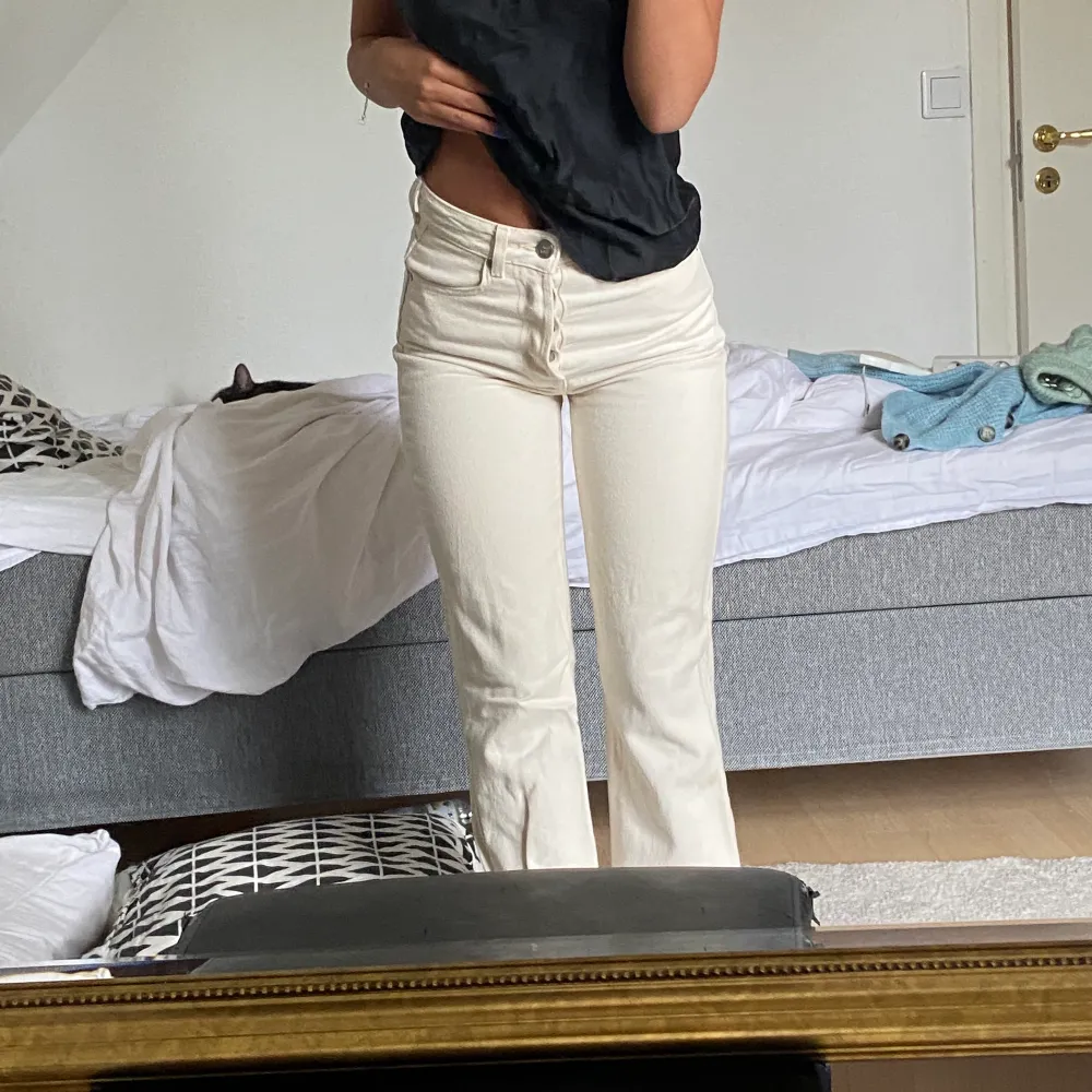 Super snygga vita jeans från bikbok!! . Jeans & Byxor.
