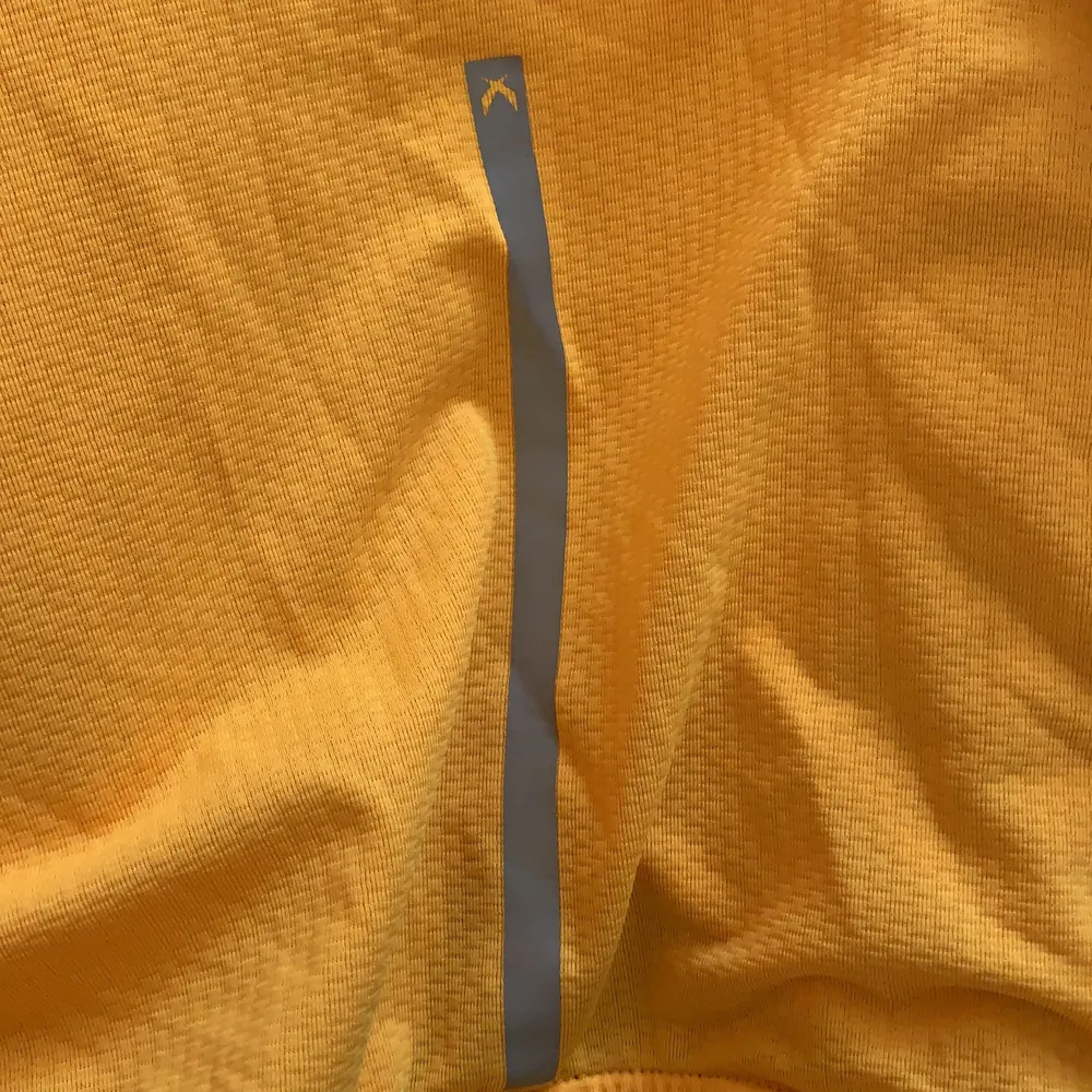 En gul tröja med reflex rand på baksidan . Hoodies.