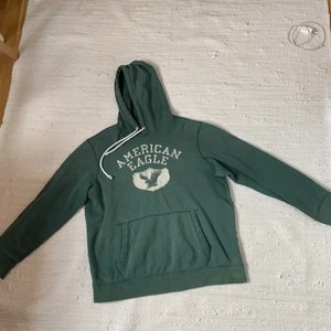 American eagle hoodie🦅 - Superfin grön American eagle hoodie🦅 Sitter supersnyggt och är jättebekväm. Köpt secondhand för ett tag sen men har tyvärr inte kommit till användning. Har en liten fläck på armen och är lite sliten i kragen☺️💕