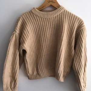 Stickad tröja - Beige stickad tröja från NA-KD. Storlek XXS, men passar XS då det är en overzised modell. 100kr + frakt. 