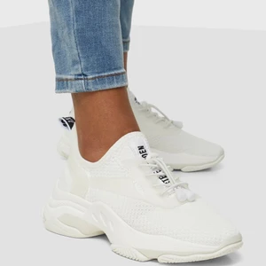 Steve madden skor - Helt nya och oanvända har endast testat dem. Storlek 37. Säljer då de tyvärr inte passar mig men hann inte skicka tillbaks dem i tid då jag var utomlands. Köpte för 1149kr🥰 Kan självklart skicka egna bilder vid intresse! Kan även gå ner i pris vid snabb affär. Om de ska fraktas så skickas de endast med spårbar frakt!