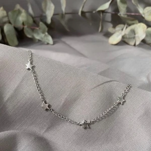 Stjärnhalsband  - Superfint halsband med stjärnor som jag gör själv 😋 funkar jättebra att använda som de är eller ha tillsammans med andra smycken, gjort i rostfritt stål så tål vatten och färgen kommer hålla 💕💕 99 kr och fri frakt⚡️⚡️ 