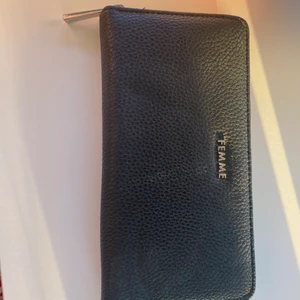 Gina Tricot- plånbok - Säljer en plånbok från GinaTricot. Den är lite använd och har plats för flera kort och mynt. 