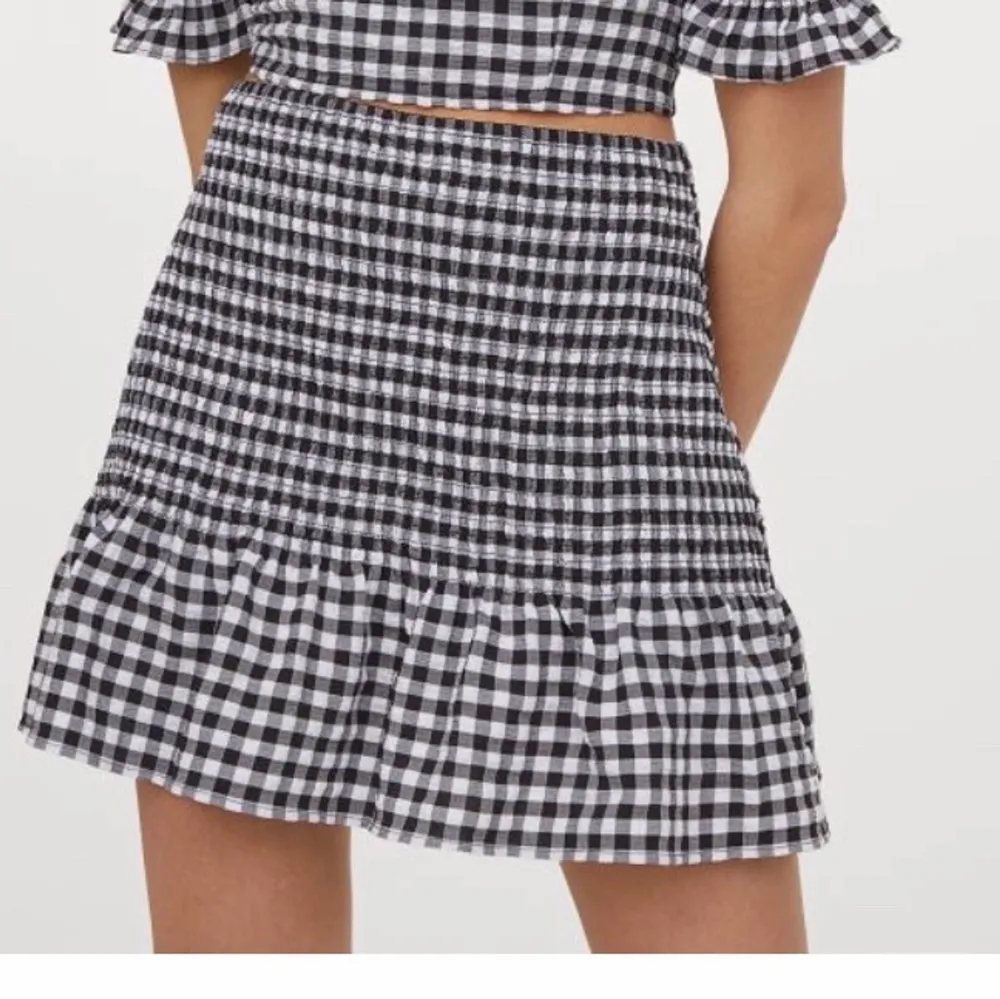 (Första bilden lånad💗) säljer denna fina kjol eftersom den inte kommer till användning, prislapp kvar. Frakten tillkommer! Skriv för fler bilder eller om ni undrar något💗. Kjolar.