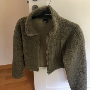 Croppad jacka från Gina Tricot  - Lite tunnare å croppad jacka från Gina i jättefint skick, använd 2 gånger! Jackan är i storlek XS. Köpte för 399 å säljer för 100+frakt som köpare står för💕betalning sker via swish 