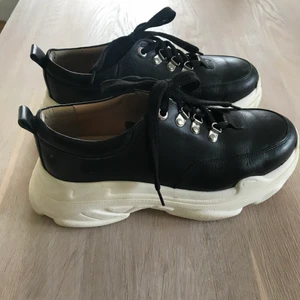 Chunky sneakers - Så snygga sneakers från K. Cobler. Storlek 39 använda en gång, storlek 37 använda några fler gånger men fortfarande väldigt bra skick. Nypris 1100 SEK. Köparen står för frakt! 💕 priset är för ETT par skor. buda gärna!