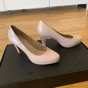 Klackskor - Ljusrosa lackade klackskor, strl 38. Lite slitage på lacken (se bild) inga större skador. 100kr, frakt tillkommer!