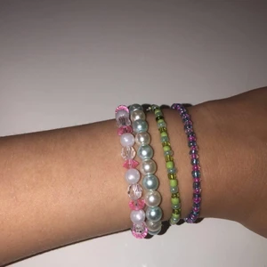 Armband som jag har gjort själv 🤩 - Sälgar färglagda armband som jag har gjort själv, det finns både armband med små och stora pärlor. Om ni önskar en annan färg på armbanden än vad som är på bilen så är det bara att säga till så fixar jag det. Armbanden kostar 15 kr styck och jag står för frakten🐚🌸🌿