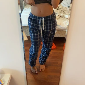 Rutiga pyjamasbyxor  - Rutiga pyjamasbyxor från Cubus i storlek M! Passar perfekt på mig som är 166cm!