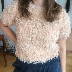 Zara topp.  - Zaratopp inköpt på barnavdelningen. Aldrig använd. Prislapp kvar. Fluffig i jättemysig.