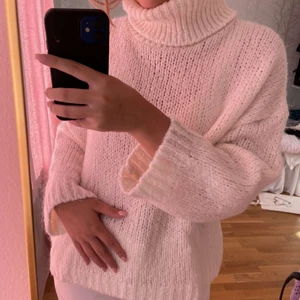 Vit stickad tröja - Vit stickad tröja från nakd! Sparsamt använd. Passar XS-L då den är oversized 