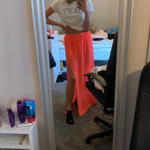 En kjol - Säljer denna exatremt fina kjol som jag tycker är lite för stor för mig. Men för fler bilder eller frågor är det bara att fråga mig så kan jag fixa det❤️