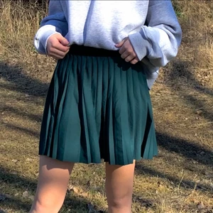 Super fin kjol från hm - Storlek M, jag är en s och den är lite lite stor på mig pris 30kr