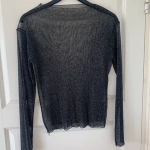 Glittrig tröja - Säljer två olika tröjor, perfekt till fest eller vardags. Bild 1: Glitteig genomskinlig långärmad tröja, strl S. 80kr. Bild 2-3: Långärmad glittrig tröja med knyte framtill. Strl S, 100kr. Paketpris 150kr. Frakt tillkommer! 