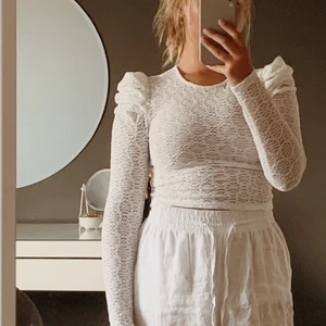 Broderad topp - En vit jättefin och söt tröja från hm med ett fint mönster. Aldrig använt endast testat. ❤️❤️