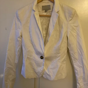 Jacka - Jätte söt vit jacka, har aldrig kommit till användning 