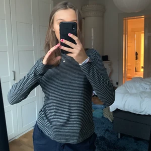 Randig tröja - Superskön tröja med gråa/svarta ränder. Fint skick! Säljer pga. att den inte längre används. Köparen står för frakt🌟💕