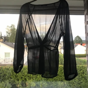 Genomskinlig blus  - Jätte fin blus med genomskinligt tyg.
