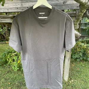 T-shirt - Oversized t-shirt från weekday. 😊 Kolla in mina andra produkter (frakten blir inte mer än 66kr )