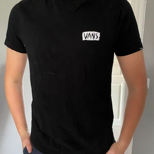 Vans t-shirt Storlek M - Säljer en Vans t-shirt i storlek Medium. Motiv fram och bak. Knappt använd därmed nyskick. Köparen står för frakten.