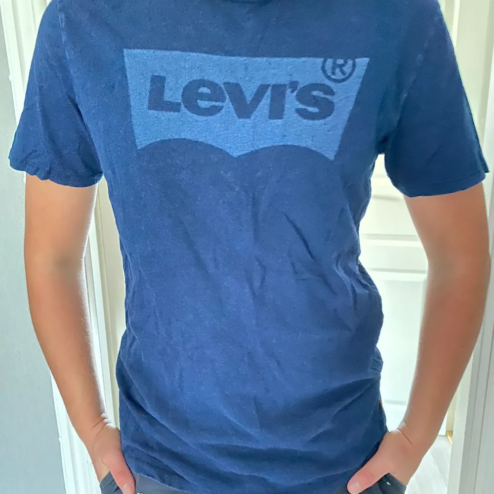Säljer en Levis t-shirt i storlek L. Den är väl använd och har lite uttöjd krage. Köparen står för frakt.. T-paidat.