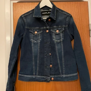 Replay jeansjacka  - Nästan ny använd endast 2ggr, stretchig. 