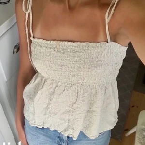 Reflad topp ifrån zara - Detta är en intressekoll på min refflade beiga topp ifrån zara. Den är helt slutsåld på zara. Säljer endast för bra pris. Använd ett fåtal gånger! DRIEKT PRIS- 300kr + frakt, kontakta mig privat för driekt köp!! Har bud på 250kr som skickas på torsdag ifall ingen annan budat högre! ❣️