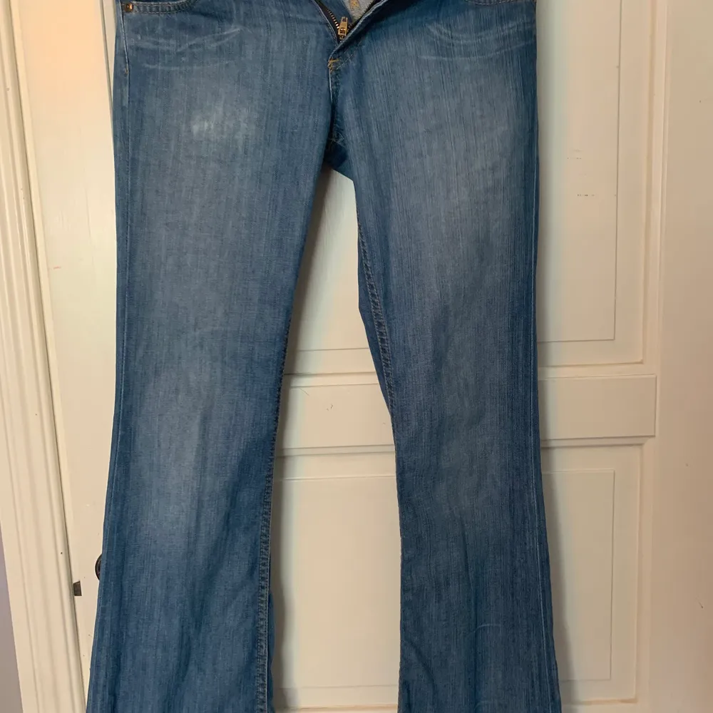 Älskar den här men de är för små för mig😫 flare jeans och skönt material💗. Jeans & Byxor.