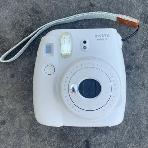 Instax mini 9 polaroidkamera - Säljer mig instax mini 9 i en vit/grå färg. Funkar perfekt, den har några små märken baktill, men de syns inte mycket. Den har ett litet gulligt prickig band som man kan hålla i ( går att ta bort). 3 bilder sitter i och de följer med när man köper. 