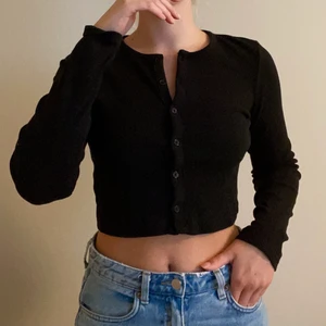 Tröja - Långärmad tröja med knappar från Zara. Jätteskön och sitter jättesnyggt men kommer inte till användning längre. Storlek M men sitter som en XS/S