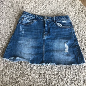 Jeanskjol  - En fin jeanskjol som används mycket men som ändå är i bra skick💗köparen står för frakten om man inte kan komma och hämta 🎀