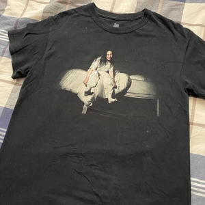 T-shirt - Billie Eilish tröja jag köpte på Lollapalooza i Stockholm 2019. Hade på mig den på fastivalen annars aldrig mer.