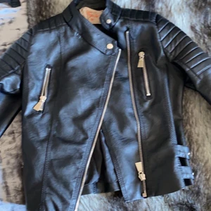 Skinnjackan🥰 - Den är betydligt mörkare än vad den ser ut att vara på de två sista bilderna!🥰 Den är i rätt så bra skick! Inga hål eller nått sånt!!❤️