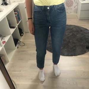 Mörkblå momjeans - Basic blåa jeans i väldigt bra skick, de sitter skönt men är inte så stretchiga. Säljer de för att jag behövde lite nytt i garderoben!